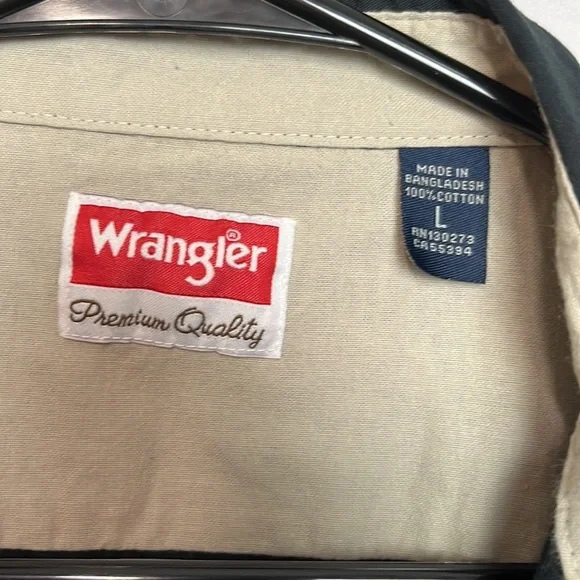 Men’s Wrangler short sleeve button down dress shirt - Picture 4 of 4